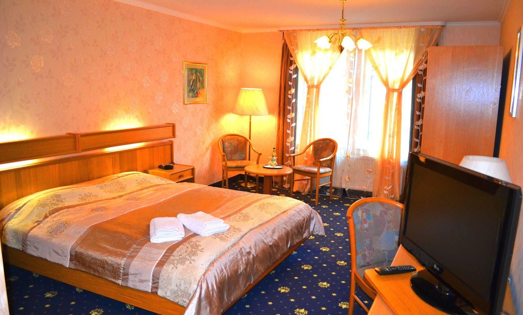 Hotel Zum Goldenen Hirsch Sankt Kilian Esterno foto